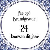 Verjaardag Tegeltje met Spreuk (24 jaar: Pas op! brandgevaar! 24 kaarsen dit jaar! + cadeau verpakking & plakhanger