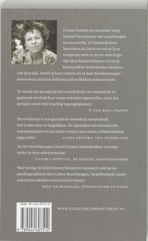 Portret van Connie Palmen in zwart-wit, ze draagt een gebloemd jasje. Tekst over haar werk.