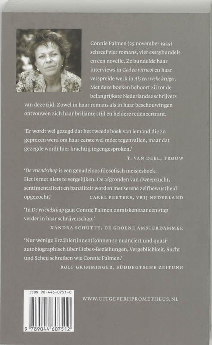 Portret van Connie Palmen in zwart-wit, ze draagt een gebloemd jasje. Tekst over haar werk.