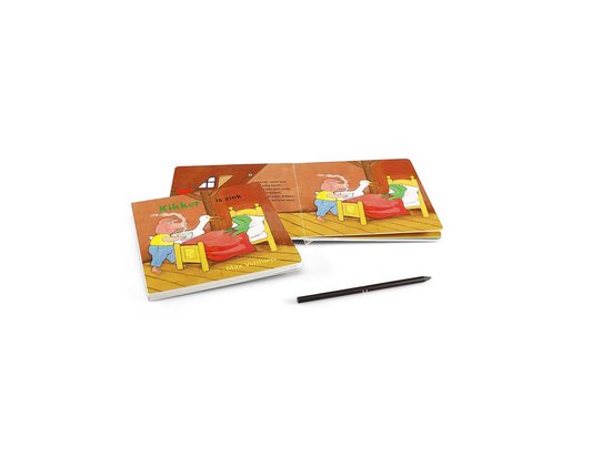 Twee boeken met op de kaft Kikker die ziek is, met daarnaast een pen. Op de kaft staat 'Kikker is ziek'.