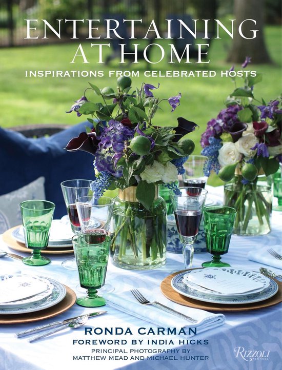 Boek "Entertaining at Home", met een gedekte tafel en bloemstukken.