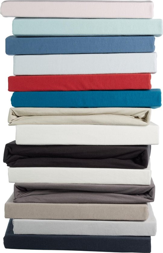 Stapel van 13 verschillende kleuren hoeslakens.
