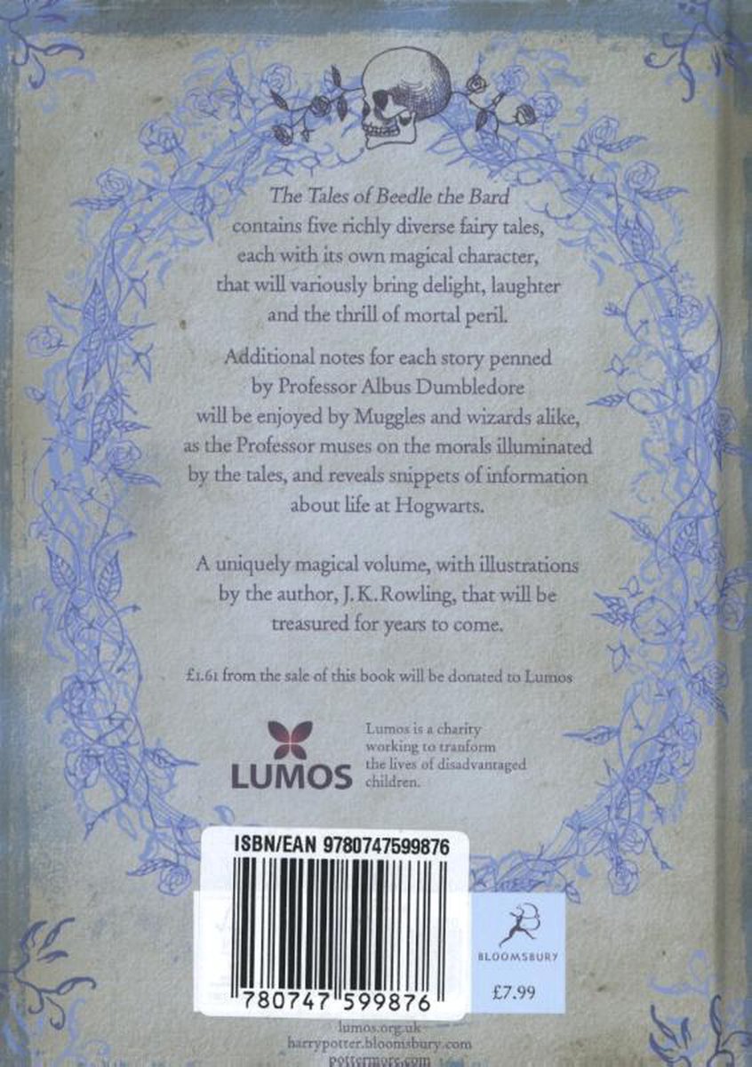 De achterkant van het boek 'The Tales of Beedle the Bard' met decoratieve blauwe kransen, een doodshoofd en tekst.