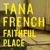 Boekomslag: TANA FRENCH FAITHFUL PLACE in grote gele letters. Een koffer staat open.