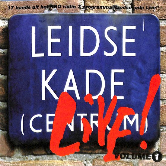Blauw straatnaambord met witte tekst 'LEIDSE KADE LIVE!' en rode strepen. Bovenin tekst '17 bands uit het KRO radio 3 programma Leidse kade Live!'.