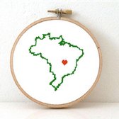 Brasil borduurpakket  - geprint telpatroon om een kaart van Brazilië te borduren met een hart voor Brasilia  - geschikt voor een beginner