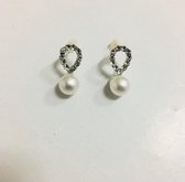 Fashionidea - Mooie oorbellen zilverkleurig en witte parel. Pretty Pearl Earrings
