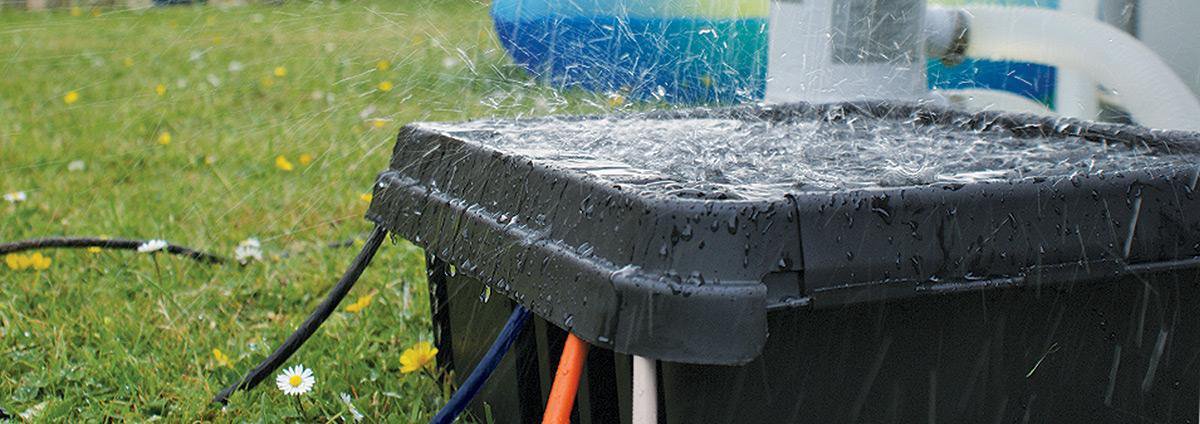 Elektrische Kabel Voor Gebruik Buitenshuis, Die Leidt Tot Een Oude Aansluitdoos Met Blikseminslag Op De Afdekking Vastgesteld 171052233