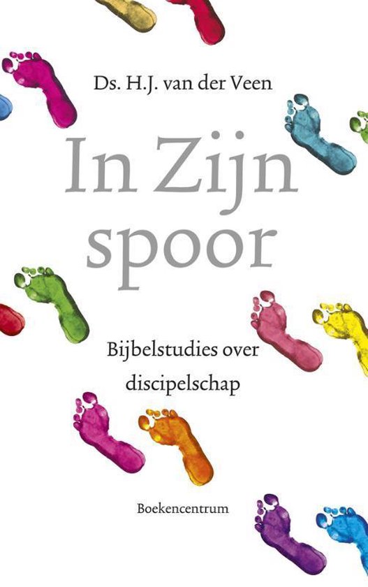 Boek 'In Zijn spoor' met de tekst 'Ds. H.J. van der Veen', 'Bijbelstudies over discipelschap', en 'Boekencentrum'. Meerkleurige voetafdrukken verspreid over de witte kaft.