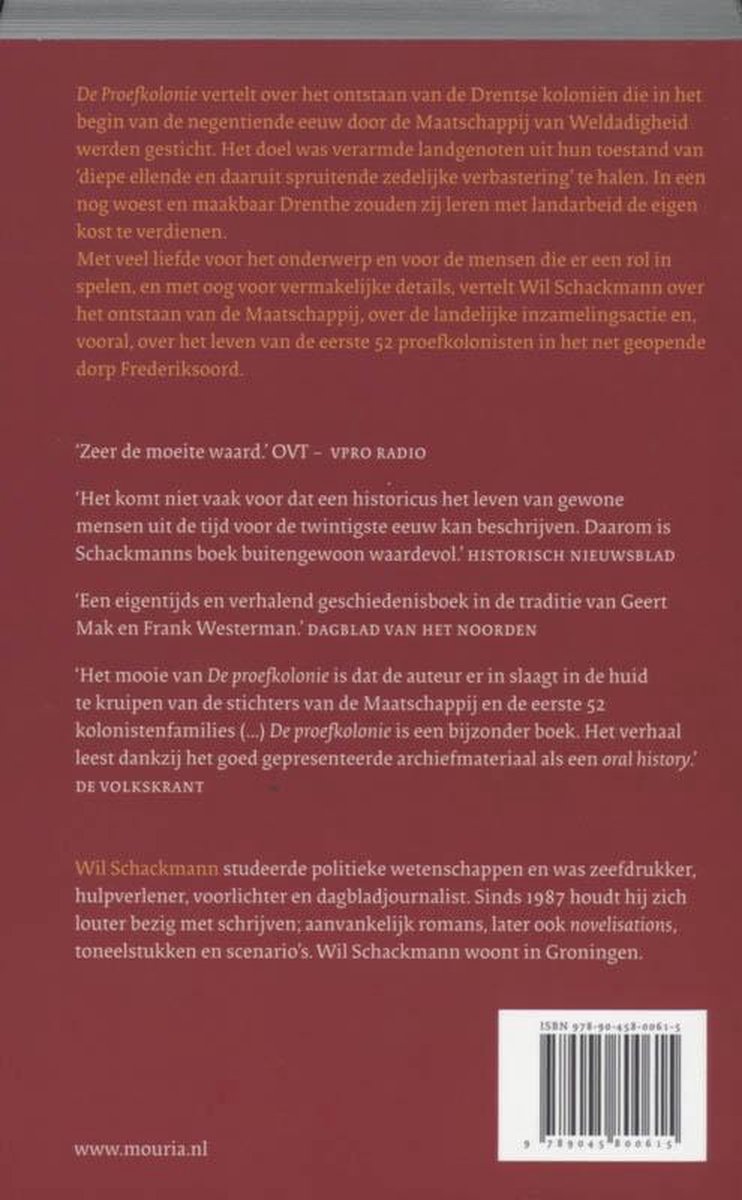 Achterkant van een boek, de tekst beschrijft de inhoud van 'De proefkolonie', geschreven door Wil Schackmann. Er is ook een ISBN-nummer en een URL.