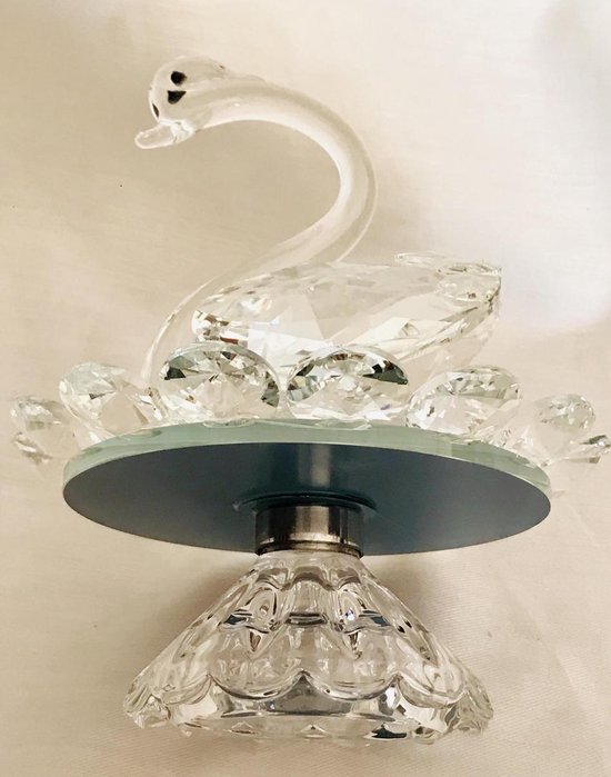 Le cygne en verre cristal 13x12cm peut être tourné manuellement sur la plaque