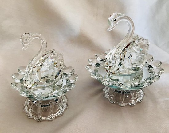 Le cygne en verre cristal 13x12cm peut être tourné manuellement sur la plaque
