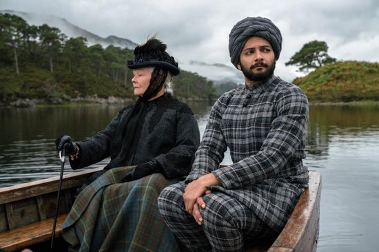 Koningin Victoria (Judi Dench) en Abdul (Ali Fazal) in een roeiboot op een meer.