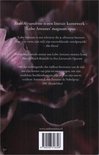 Achterkant boek Fado Alexandrino met recensies en prijsinformatie, tegen een donkerroze bloem.