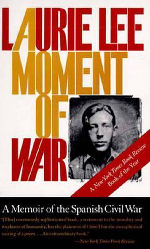 Couverture du livre 'Moment of War' par Laurie Lee, avec le titre en grosses lettres et une photo en noir et blanc d'un jeune homme.
