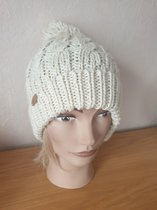 Gebreide dames muts - beige - met pompon en kabel