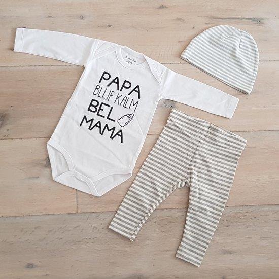 Witte romper met lange mouwen, grijze streepjes broek en muts. Romper heeft de tekst 'PAPA BLIJF KALM BEL MAMA' met een afbeelding van een babyflesje.