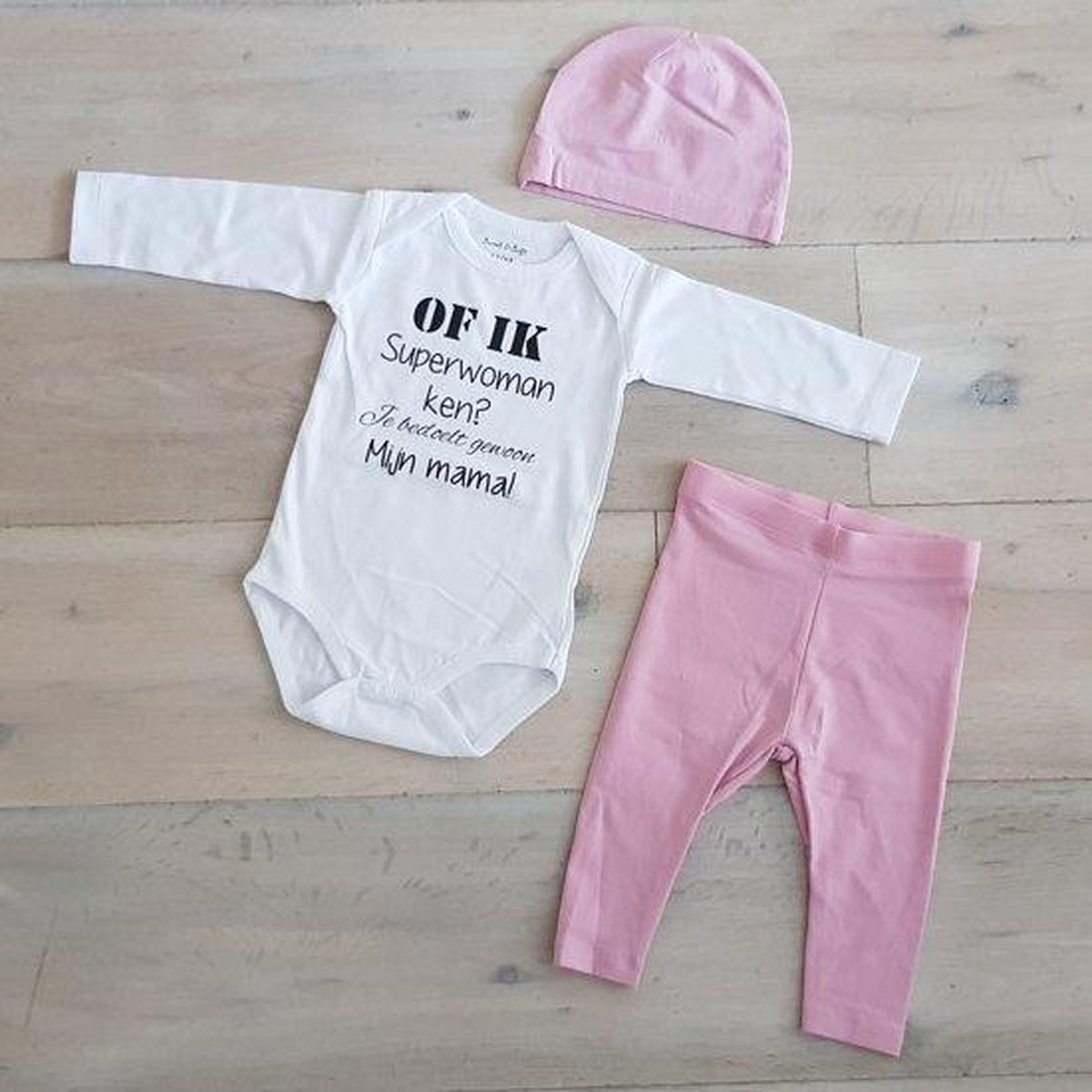 Goedkoopste baby romper met tekst Meisjes Setje 3-delig cadeau geboorte newborn | maat 62-68 | roze mutsje roze broekje en wit romper lange mouw tekst zwart of ik superwoman ken je bedoelt gewoon mijn mama | Bodysuit | Huispakje | Kraamkado | Gift Set