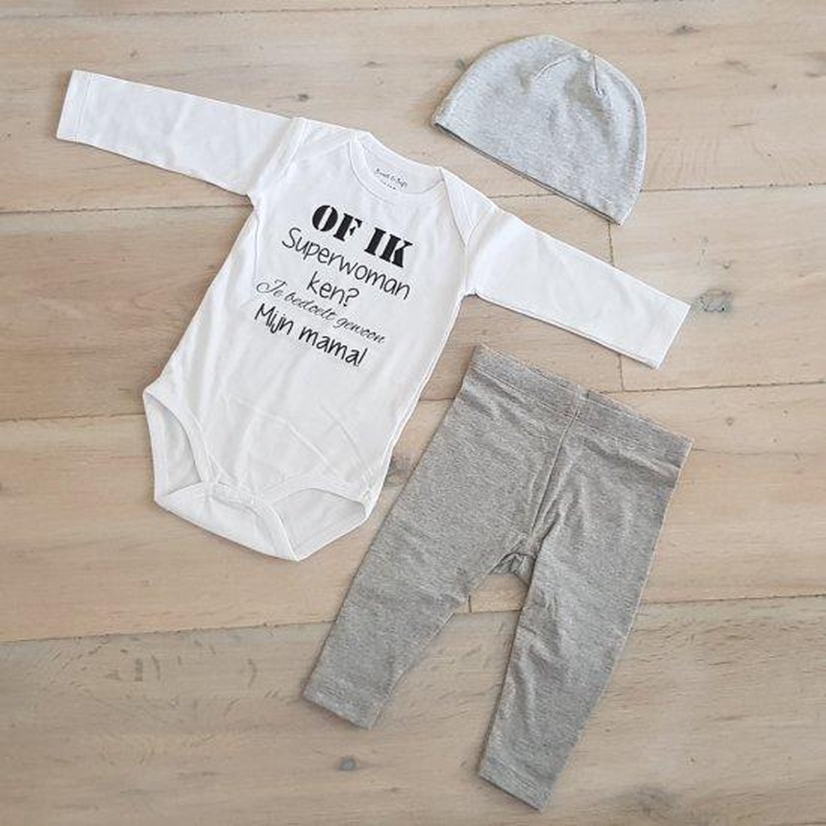 Baby cadeau geboorte unisex jongen of Meisje Setje 3-delig newborn | maat 62-68 | grijs mutsje en broekje en romper lange mouw wit met zwarte tekst of ik superwoman ken je bedoelt gewoon mijn mama | Bodysuit | pakje | Kraamcadeau | Gift Set