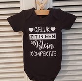 Baby Romper zwart met tekst bedrukking geluk zit in een klein rompertje | korte mouw | zwart wit | maat 62/68 cadeau  bekendmaking zwangerschap aanstaande baby jongen