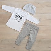 Baby cadeau geboorte unisex jongen of Meisje Setje 3-delig newborn | maat  68 | grijs mutsje en broekje en shirt lange mouw wit met zwarte tekst  als het van mama niet mag zegt mij