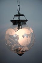 Glazen hanglamp met ingeslepen florale motieven