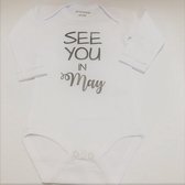 Baby Rompertje aankondiging zwangerschap Zwangerschapsaankondiging maand See you in May Mei | Lange mouw | wit | maat 50/56 | Cadeau voor de liefste aanstaande oma en opa mama papa