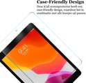 Transparante screenprotector op een tablet met een kleurrijk achtergrondschermafbeelding. De protector overlapt de randen.