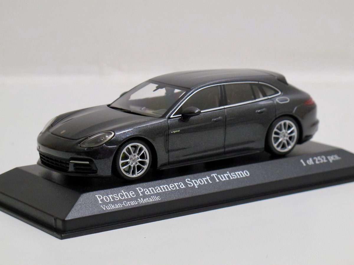 Porsche Panamera Sport Turismo 4E-Hybrid 2017 - 1:43 - Minichamps