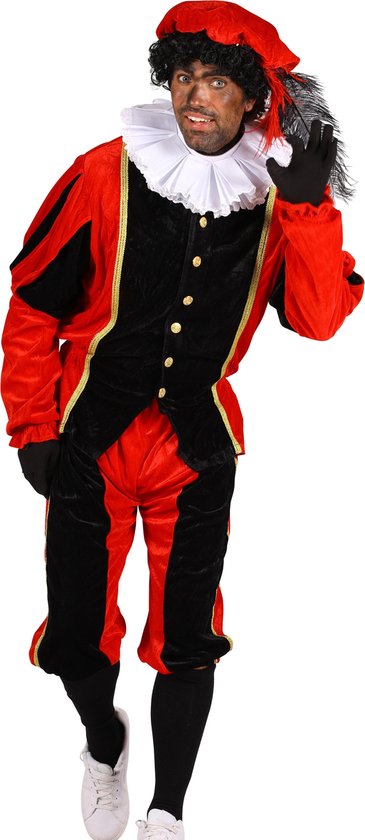 Man met roetvegen in rood en zwart pietenpak, witte kanten kraag en rode baret met zwarte veer.