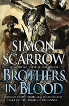 Boekomslag van Simon Scarrow's 'Brothers in Blood' met Romeinse soldaten in gevecht, titel en auteursnaam prominent aanwezig.