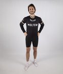 Man met een zwart fietsjack met "MOLTENI" op de rug en gele en oranje accenten, en een zwarte fietsbroek.