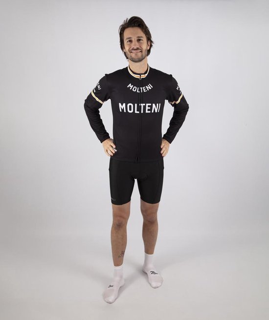 Man met een zwart fietsjack met "MOLTENI" op de rug en gele en oranje accenten, en een zwarte fietsbroek.