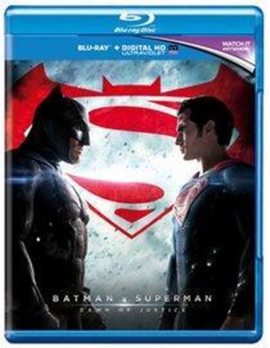 De Blu-ray hoes van Batman v Superman: Dawn of Justice toont Batman en Superman oog in oog staand voor een S-logo.