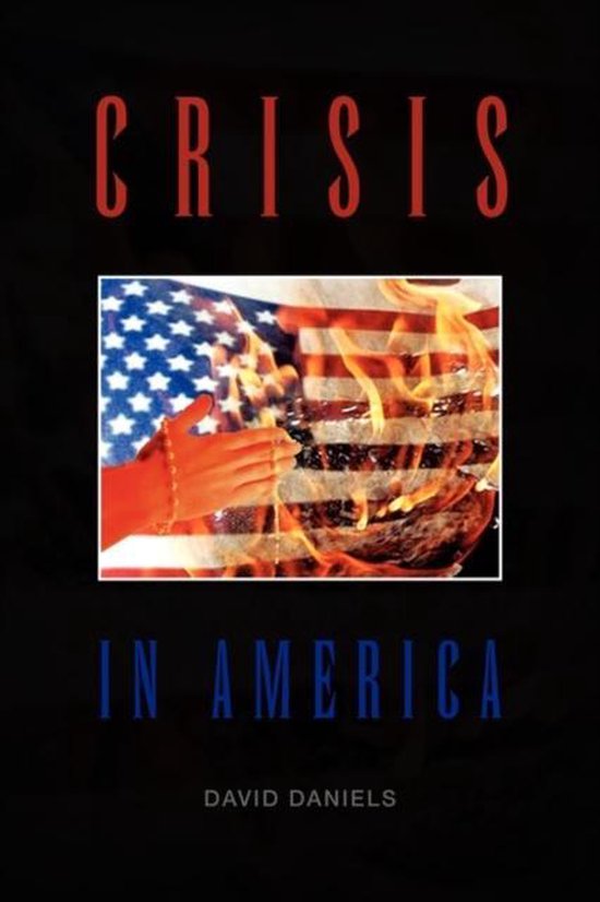 Boekomslag met de titel 'CRISIS IN AMERICA'. Een brandende Amerikaanse vlag, met een hand die de vlammen raakt.