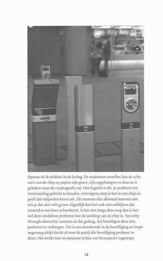 Zwart-wit foto van drie OV-chipkaartlezers in een stationshal.