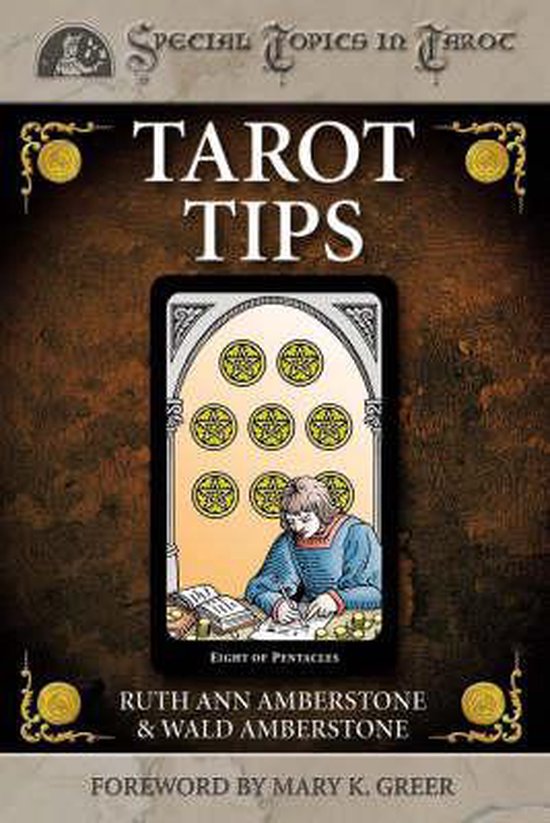 Boekomslag voor Tarot Tips, met een illustratie van de Acht Pentakels kaart, waarop een persoon aantekeningen maakt.