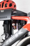 Close-up van de Stasdock fietsbeugel met een rode fiets.