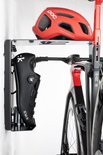 Zwarte en rode racefiets met rode helm en een Stasdock beugel.