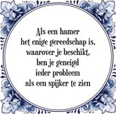 Tegeltje met Spreuk (Tegeltjeswijsheid): Als een hamer het enige gereedschap is, waarover je beschikt, ben je geneigd ieder probleem als een spijker te zien + Kado verpakking & Pla