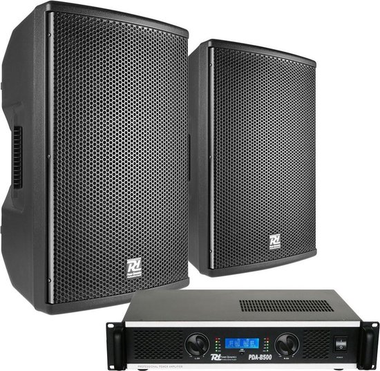 Een set PA-luidsprekers en een Power Dynamics PDA-B500 versterker.