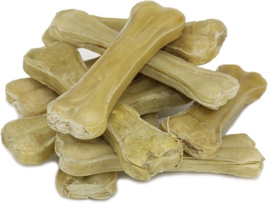 Stapel van tien beige, gedroogde buffelhuid kauwbotten.