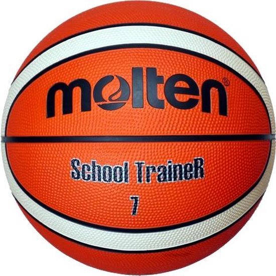 Oranje Molten basketbal maat 7 'School Trainer' met witte en zwarte lijnen.