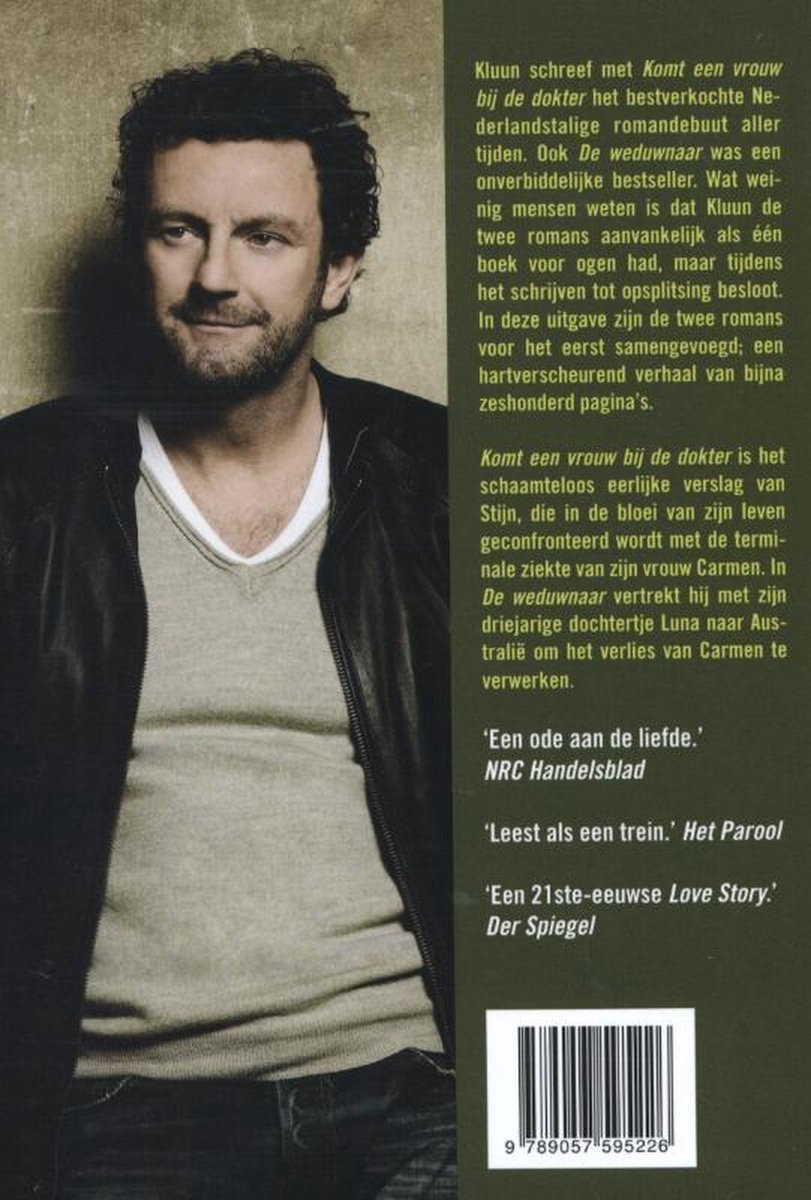 Man met donker krullend haar, stoppelbaard, draagt een grijs vest met V-hals over een wit T-shirt en een zwart leren jack. Blik naar rechts.
