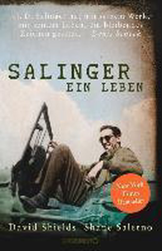 Boek kaft "Salinger Ein Leben" met een man zittend op een motorfiets, met een bril en gekleed in een militaire jas.