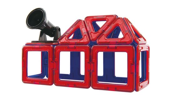 Magnetisch bouwwerk in de vorm van een huis, gemaakt van rode Magformers-vierkanten en driehoeken.