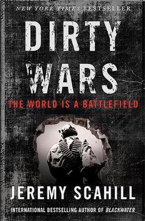 Boek kaft: Dirty Wars. De tekst op de kaft luidt 'New York Times Bestseller', 'Dirty Wars', 'The World is a Battlefield', 'Jeremy Scahill' en 'International Bestselling Author of Blackwater'. Een soldaat is zichtbaar in een gat.