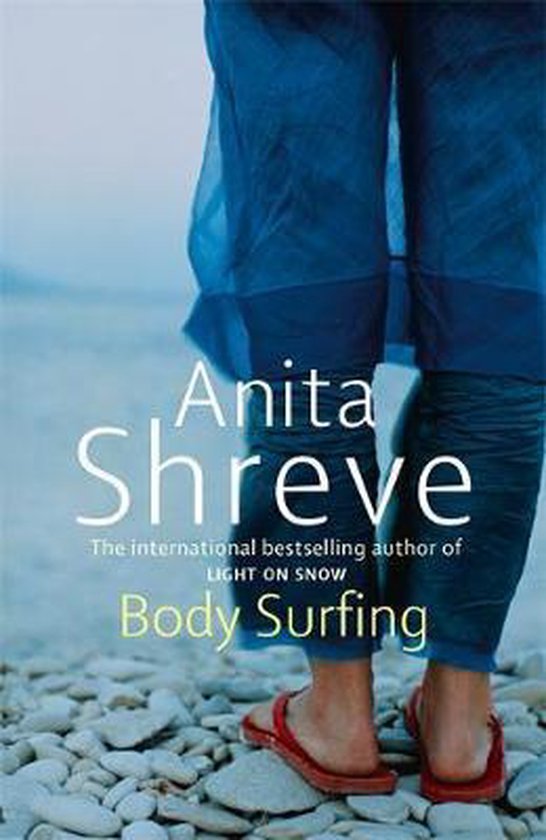 Boek Body Surfing van Anita Shreve. Liggende op kiezelstenen, met blauwe kleding aan.