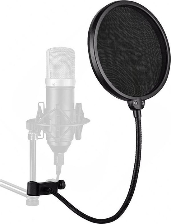Zwarte popfilter met gaas en een flexibele zwanenhalsarm, bevestigd aan een microfoonstandaard met een klem.