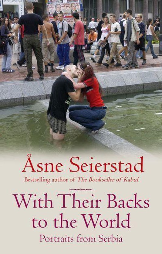 Boekomslag 'With Their Backs to the World' met een stel dat elkaar kust in fontein. Geschreven door Åsne Seierstad.